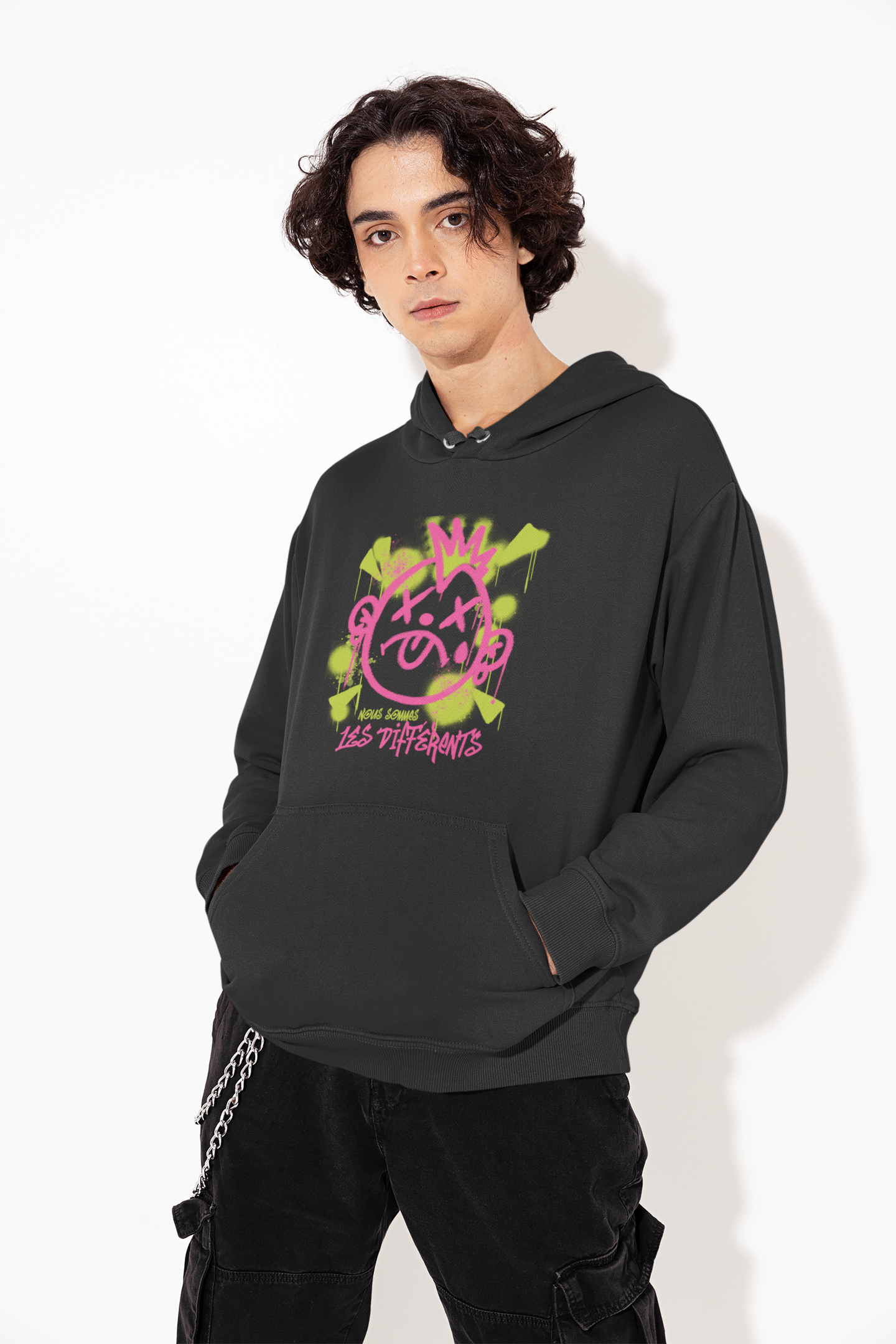 NOUS SOMMES LES DIFFÉRENTS    HOODIE - UNISEX